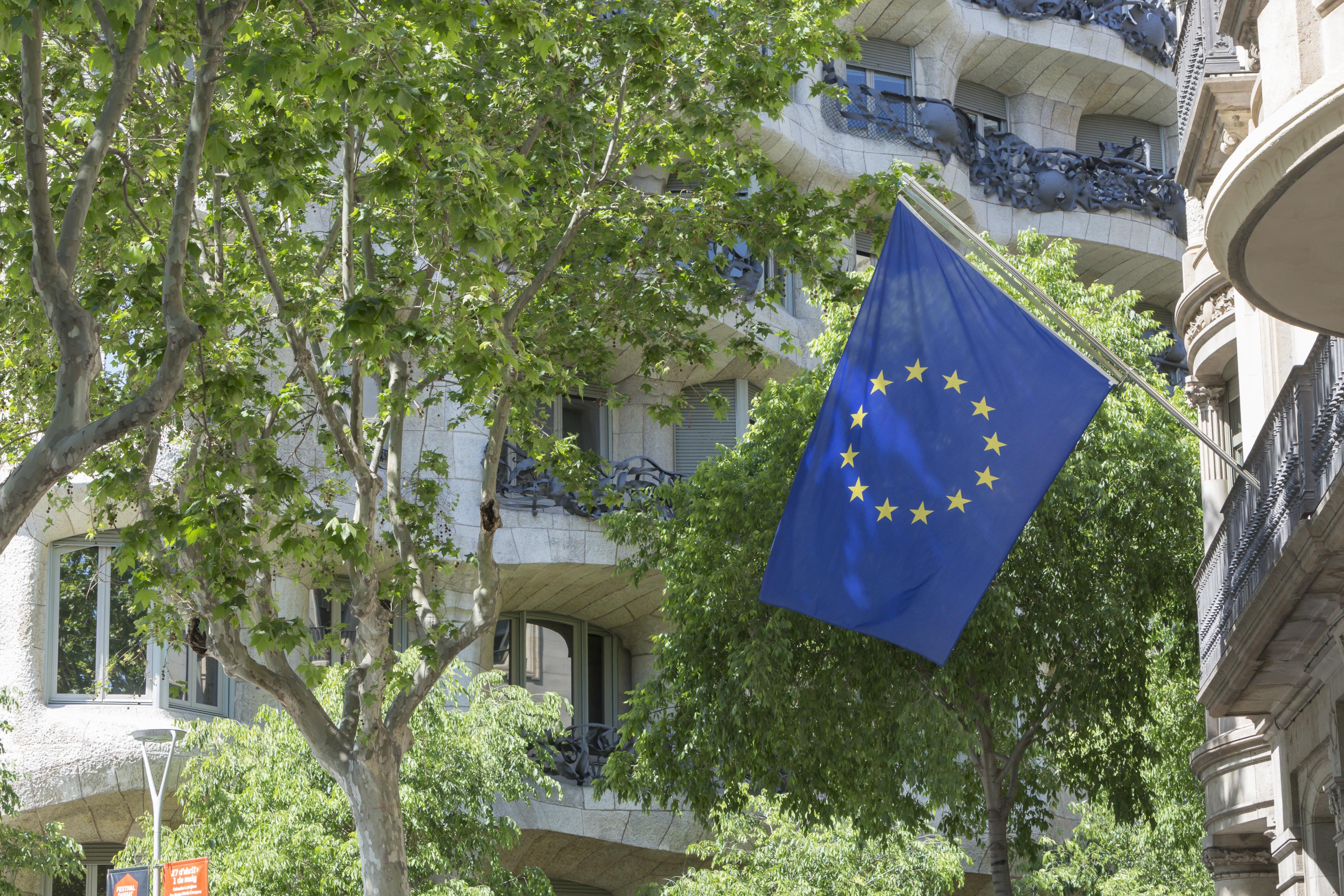 Bandera de la UE amb La Pedrera de fons