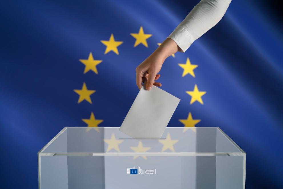 Es diposita un vot en una urna, bandera europea de fons
